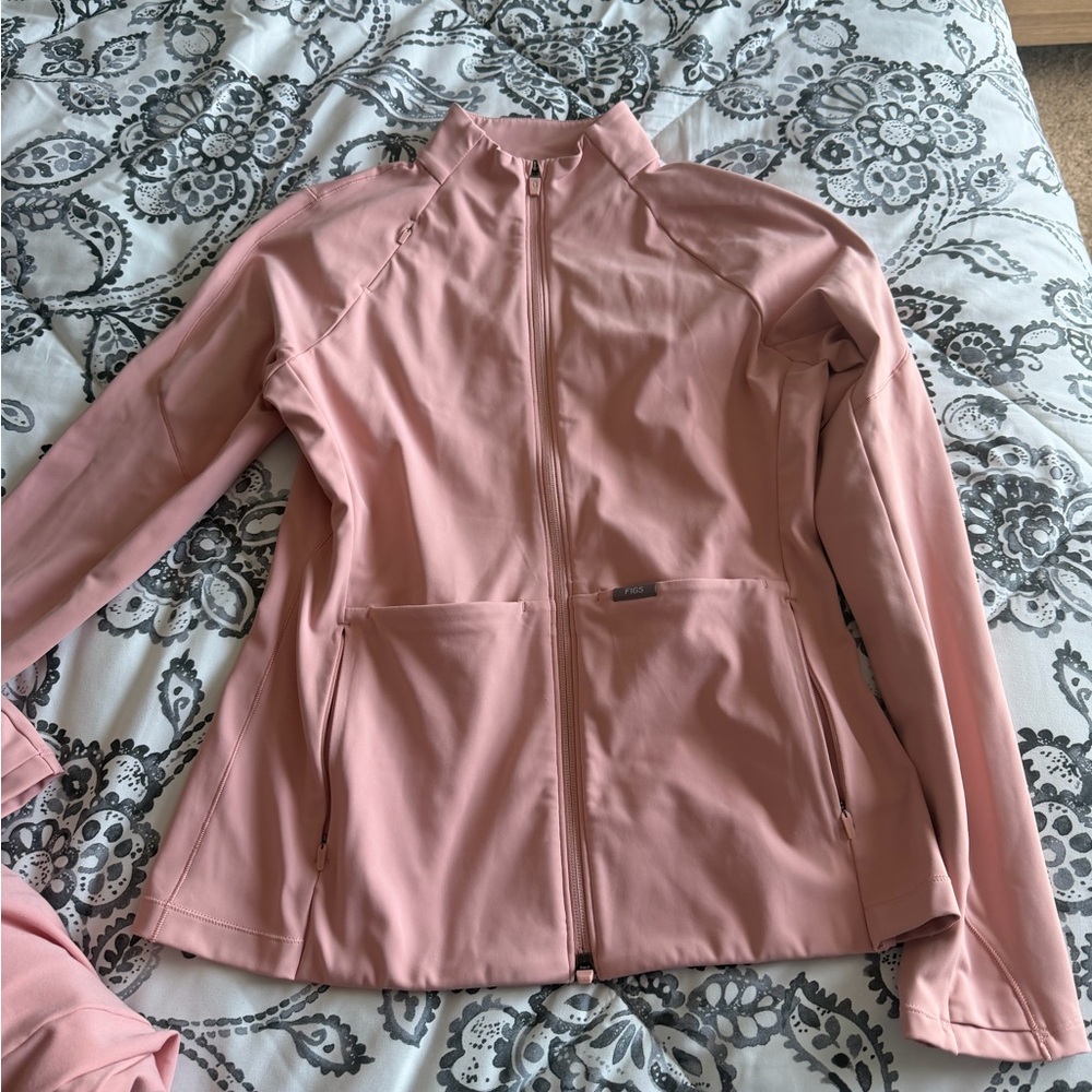 FIGS Technical Collection contour jacket